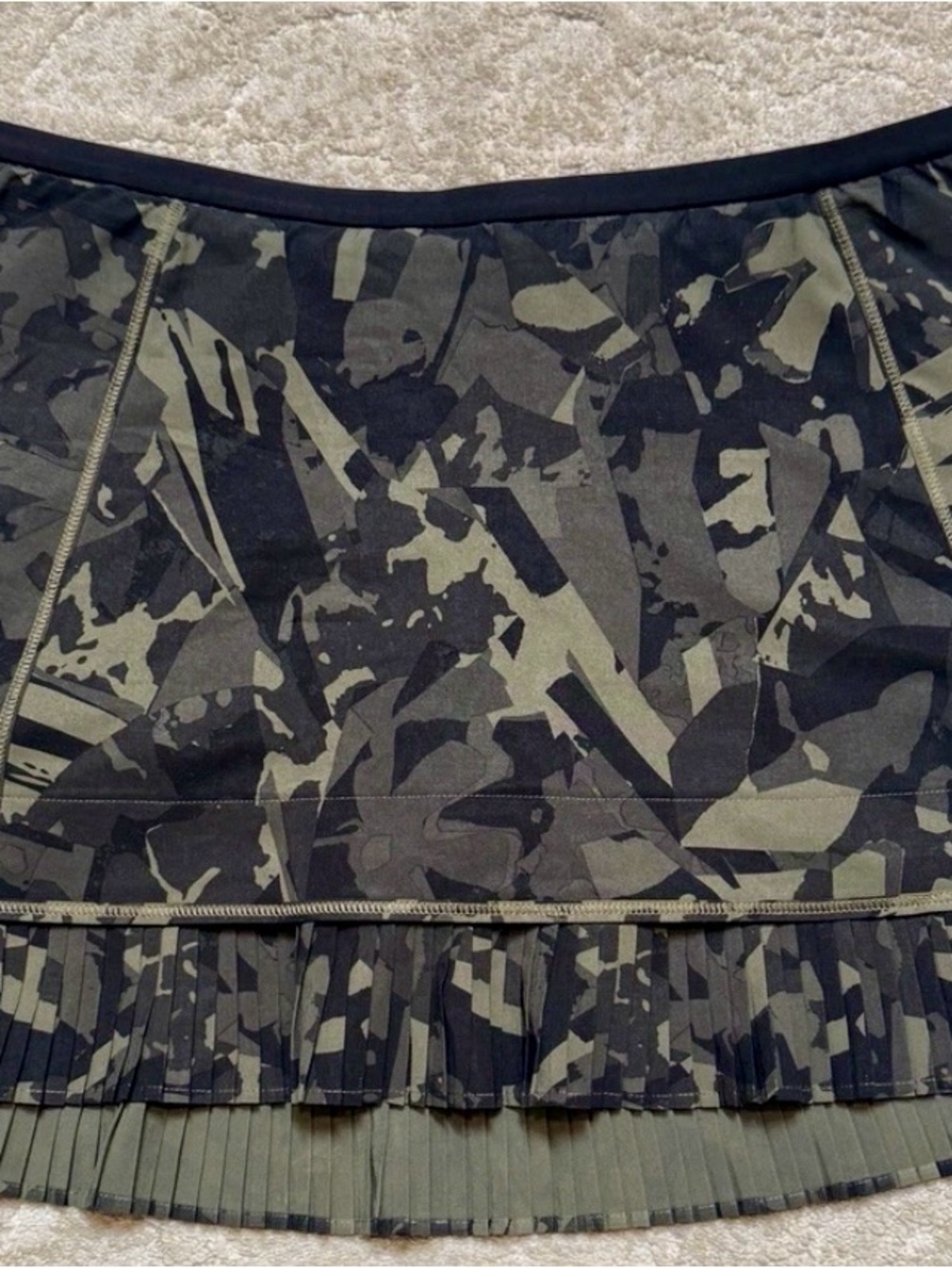 Lululemon City Sky Run By skort in green/blk camo Fatigue size 6 excel cond.